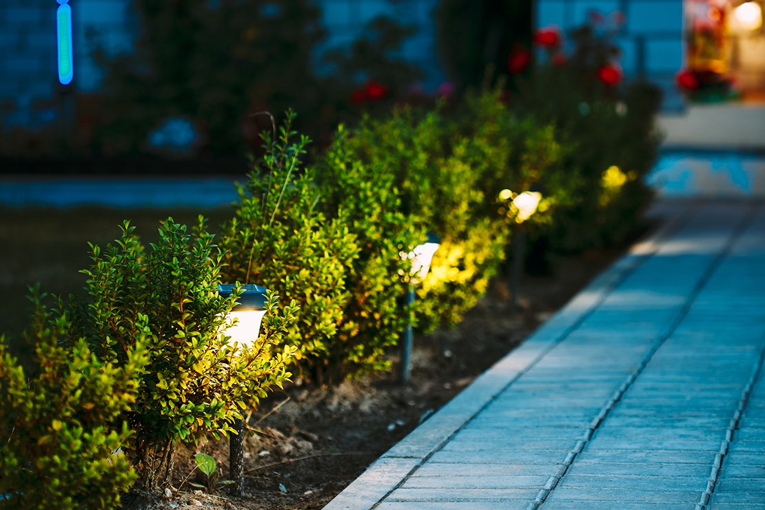 Fény az éjszakában – szolárvilágítással a kertben