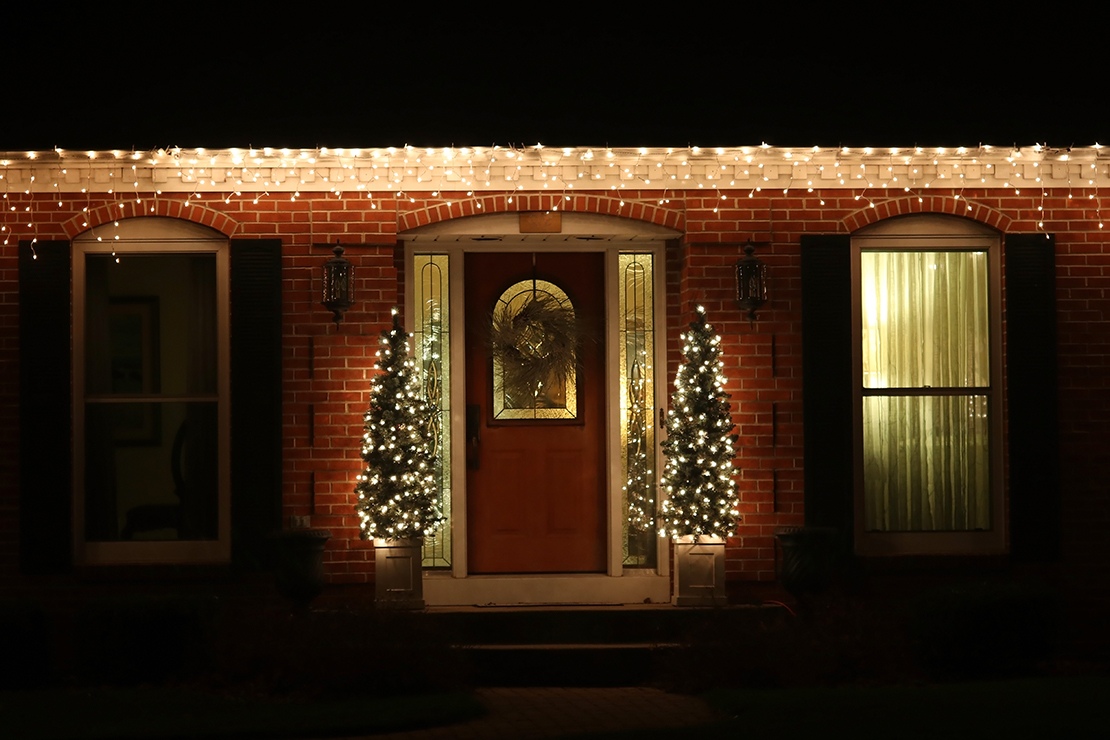 Karácsonyi díszkivilágítás mértékkel, fényekkel